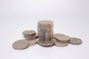 Bir işçi mini figürlü oyuncak sikkeleri temizler