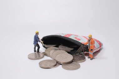 Kova içine bozuk para istiflemiş mini figür.