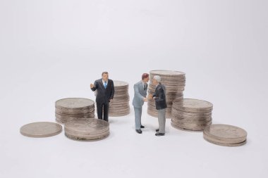 Ayakta duran, konuşan ve el sıkışan figürler.