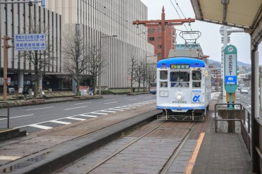 28 Mart 2025 Retro bir şehir sokak istasyonunda tramvay tasarımına ilham verdi.