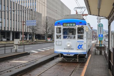28 Mart 2025 Retro bir şehir sokak istasyonunda tramvay tasarımına ilham verdi.