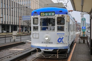 28 Mart 2025 Retro bir şehir sokak istasyonunda tramvay tasarımına ilham verdi.