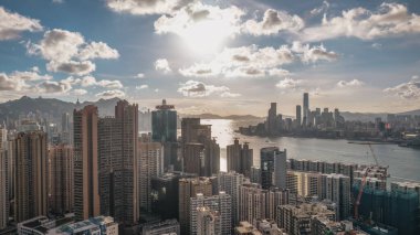 Yoğun bir şehir merkezi gökdelenleri ve gökdelenleri olan bir şehir.