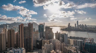 Yoğun bir şehir merkezi gökdelenleri ve gökdelenleri olan bir şehir.