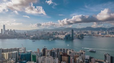 Yüksek gökdelenlerin yer aldığı canlı bir şehir manzarasının nefes kesici bir görüntüsü.