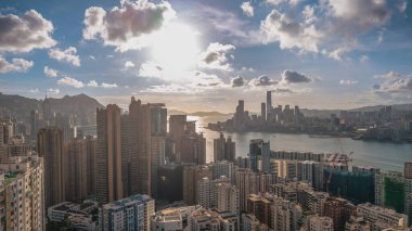 Çarpıcı bir şehir manzarası. Yüksek binalarla gökyüzü.