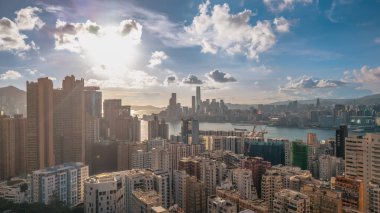 Çarpıcı bir şehir manzarası. Yüksek binalarla gökyüzü.