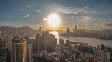 Şehir siluetinin, sahil şeridinin ve limanın nefes kesici manzarası.