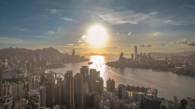 Şehir siluetinin, sahil şeridinin ve limanın nefes kesici manzarası.