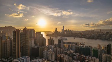 Günbatımı Hong Kong Limanı üzerinde Skyline