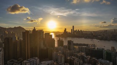 Victoria Limanı 'nda Altın Gün Batımı Hong Kong Skyline