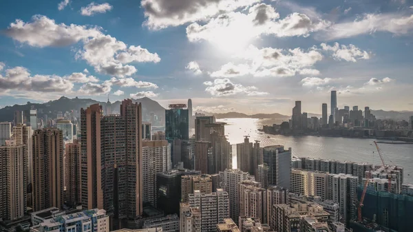 Yoğun bir şehir merkezi gökdelenleri ve gökdelenleri olan bir şehir.