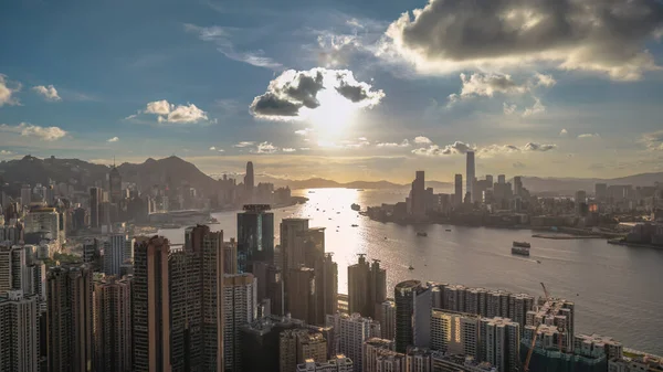 Hong Kong ve Kowloon 'u birbirine bağlayan ikonik liman manzarası