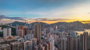 Victoria Limanı 'nda Altın Gün Batımı Hong Kong Skyline