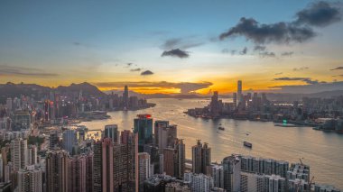 Akşam Alacakaranlık görüntüsü Hong Kong Limanı Skyline
