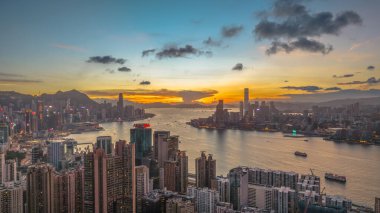 Akşam Alacakaranlık görüntüsü Hong Kong Limanı Skyline
