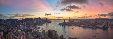 Gün batımında Hong Kong 'un ikonik siluetine göz yummak,