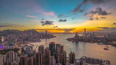 Akşam Alacakaranlık görüntüsü Hong Kong Limanı Skyline