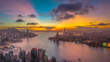 Alacakaranlık Saati 'nde Hong Kong Limanı Skyline