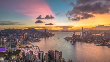 Gün batımında Hong Kong 'un ikonik siluetine göz yummak,