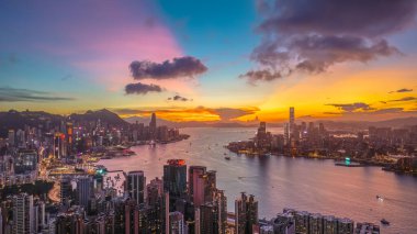 Alacakaranlık Saati 'nde Hong Kong Limanı Skyline