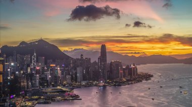 Canlı bir şehir manzarası, hareketli bir liman, parlayan gökdelenleri gösteriyor.,