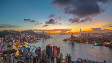 Akşam Alacakaranlığı Hong Kong Limanı boyunca parlıyor.