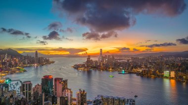 Akşam Alacakaranlığı Hong Kong Limanı boyunca parlıyor.