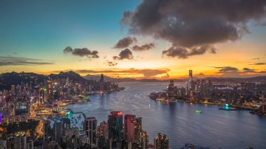 Akşam Alacakaranlık Işıkları Hong Kong Limanı 'nın karşısından Skyline
