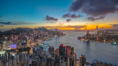 Akşam Alacakaranlığı Hong Kong Limanı boyunca parlıyor.