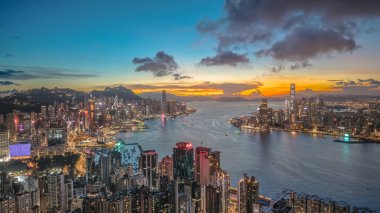 Akşam Alacakaranlığı Hong Kong Limanı boyunca parlıyor.