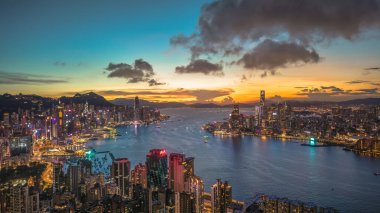 Gün batımında Hong Kong 'un ikonik siluetine göz yummak,