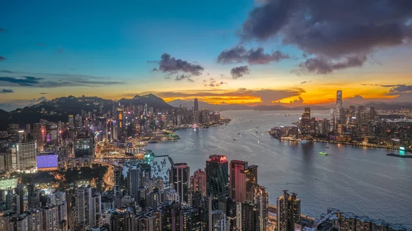 Akşam Alacakaranlığı Hong Kong Limanı boyunca parlıyor.