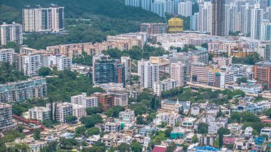 Okulları, alışveriş merkezleri ve MTR istasyonları olan lüks bir mahalle.
