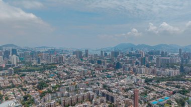 Okulları, alışveriş merkezleri ve MTR istasyonları olan lüks bir mahalle.