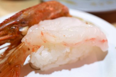 Tatlı karidesli lezzetli nigiri suşi.  