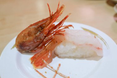 Tatlı karidesli lezzetli nigiri suşi.  