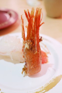 Tatlı karidesli lezzetli nigiri suşi.  