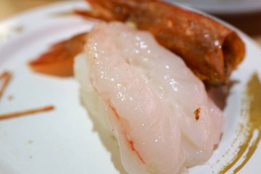 Tatlı karidesli lezzetli nigiri suşi.  
