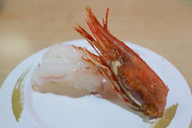 Tatlı karidesli lezzetli nigiri suşi.  