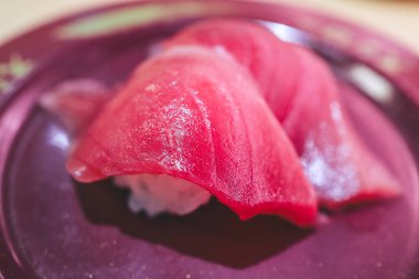 Taze sashimi parçaları iştah açıcı.  