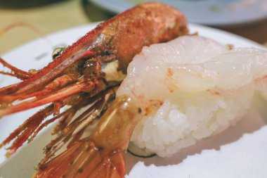 Tatlı karidesli lezzetli nigiri suşi.  