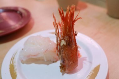 Tatlı karidesli lezzetli nigiri suşi.  