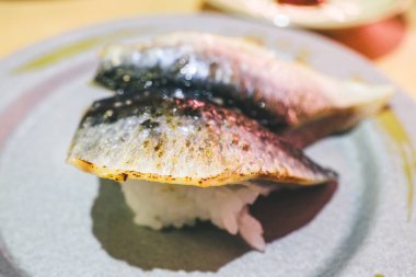 Lezzetli ızgara uskumru suşisi. 