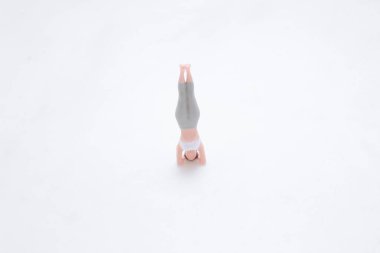 Meditasyon yoga pozisyonunda küçük bir figür, rahatlamayı sembolize ediyor.