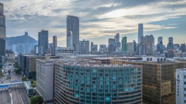 Otelleri, dükkanları ve ulaşımı olan hareketli bir bölge.