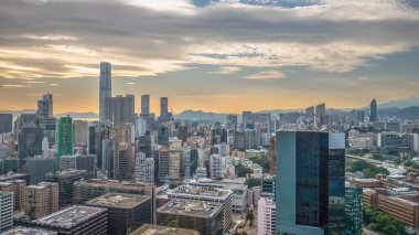 Otelleri, dükkanları ve ulaşımı olan canlı bir bölge, Hong Kong.
