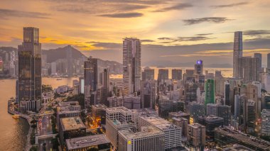 Otelleri, dükkanları ve ulaşımı olan canlı bir bölge, Hong Kong.