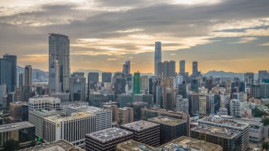 Otelleri, dükkanları ve ulaşımı olan canlı bir bölge, Hong Kong.