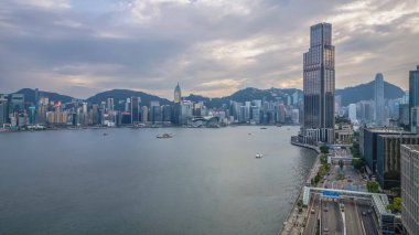 Hong Kong 'da liman manzaralı şehir parkı.